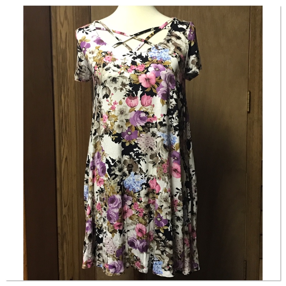 🚨 SALE! Only 1 left! Ivory Lavender Floral Dress - Picture 4 of 6